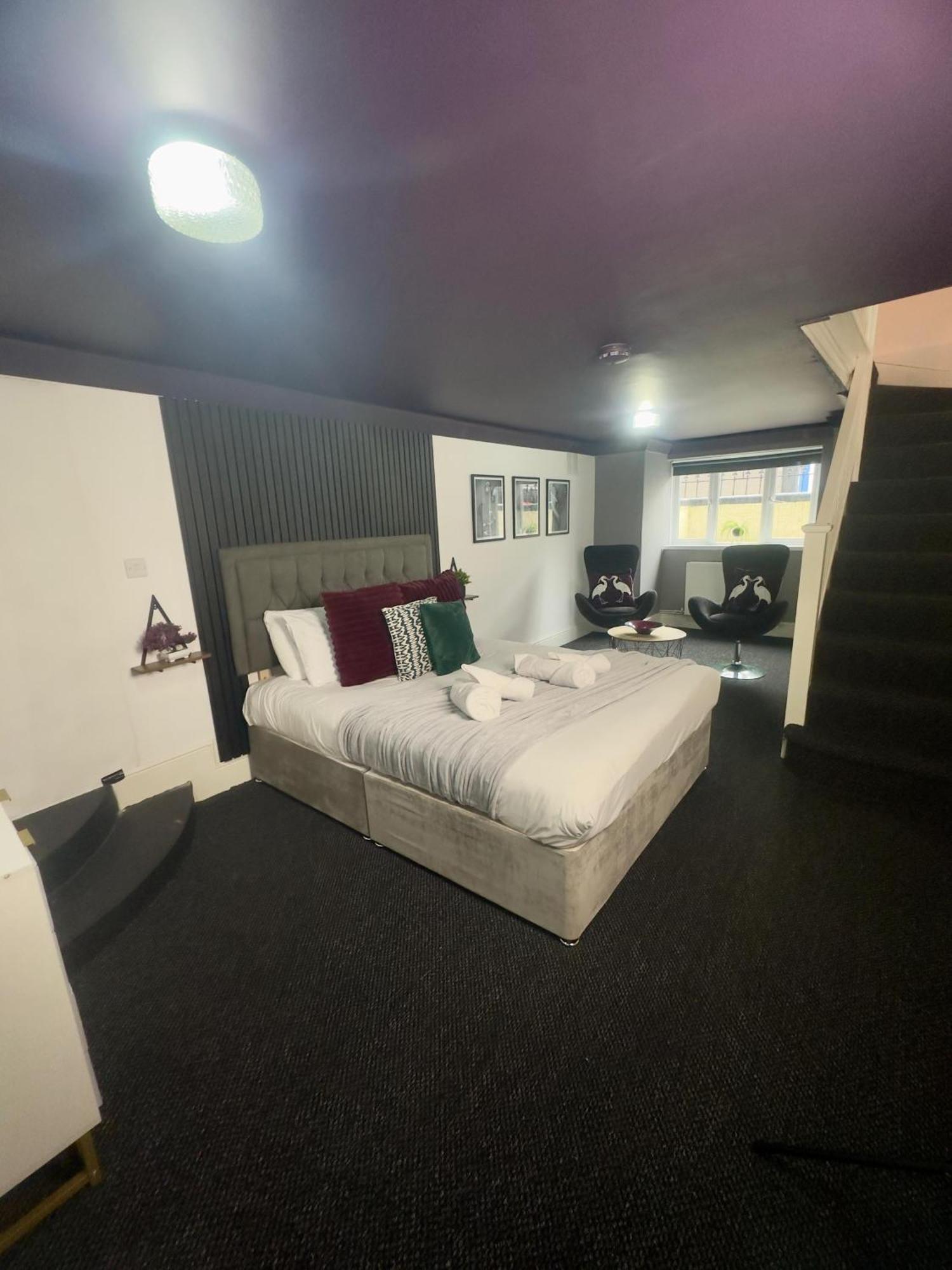 Spacious Duplex With King Sized Bed, Free Onsite Parking, Near Utilita Areana & Icc *